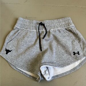 Under armour shorts women’s xs like new !